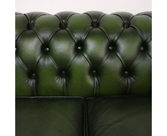 Divano 2 posti chesterfield modello club vintage inglese originale in pelle verde anticato 