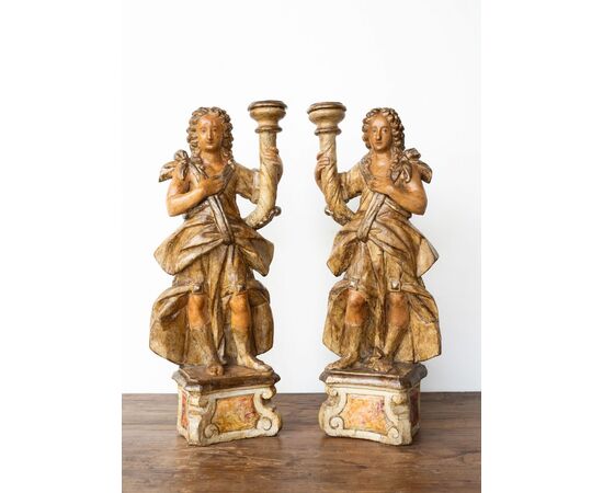Coppia di angeli porta ceri in legno scolpito – XVII secolo