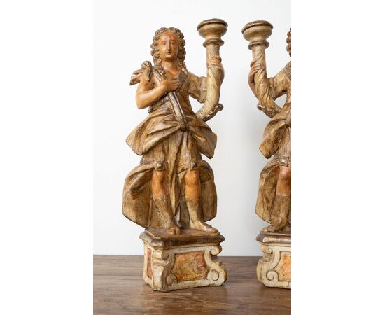 Coppia di angeli porta ceri in legno scolpito – XVII secolo