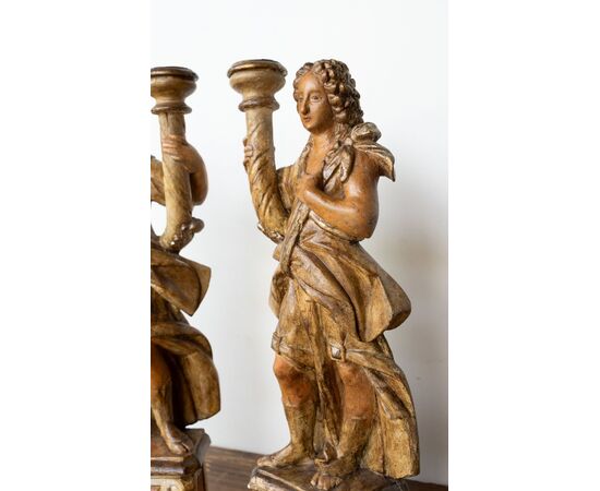 Coppia di angeli porta ceri in legno scolpito – XVII secolo