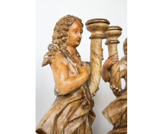 Coppia di angeli porta ceri in legno scolpito – XVII secolo