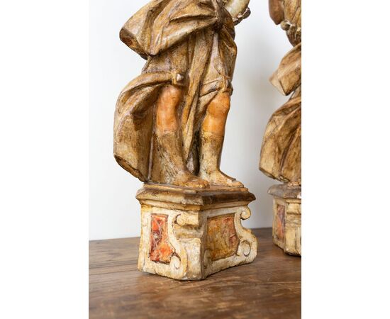 Coppia di angeli porta ceri in legno scolpito – XVII secolo