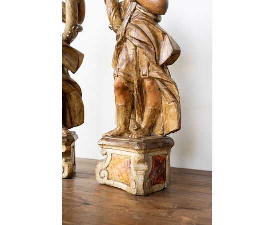 Coppia di angeli porta ceri in legno scolpito – XVII secolo