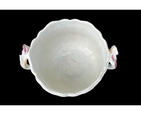 Vaso cache-pot in maiolica con decoro alla rosa.Strasburgo.