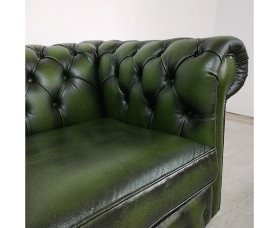 Divano 2 posti chesterfield modello club vintage inglese originale in pelle verde anticato 