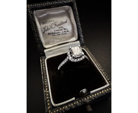 Anello  con  Diamante  taglio  Principessa  0.70  ct.