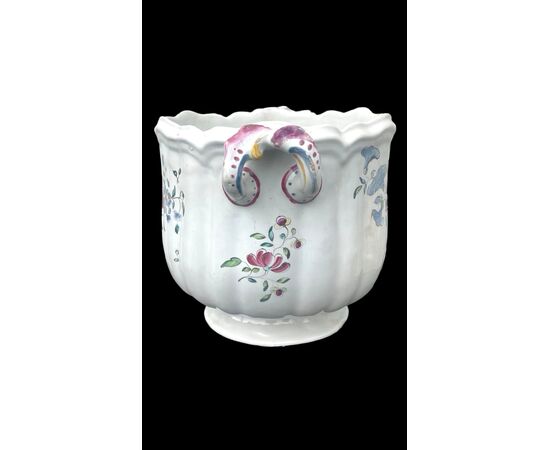Vaso cache-pot in maiolica con decoro alla rosa.Strasburgo.