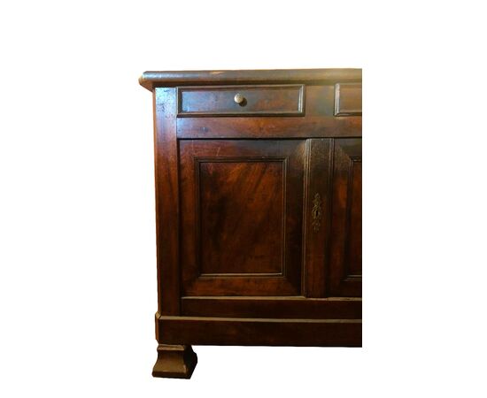 Credenza a tre sportelli in noce