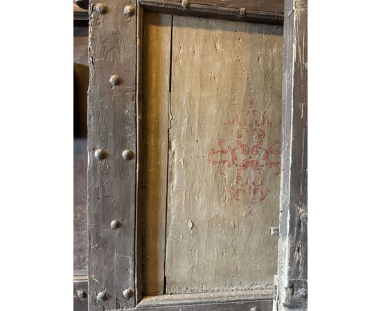 PTIR263 - N. 2 porte rustiche laccate, misure cm L 84/80 x H 188/177