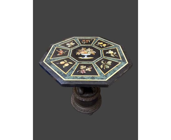 Tavolo con piano in pietre dure 
