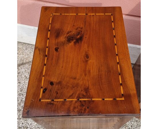 Coppia di comodini Luigi XVI in noce massiccio, intarsiati in acero – Veneto/Friuli, fine XVIII secolo
