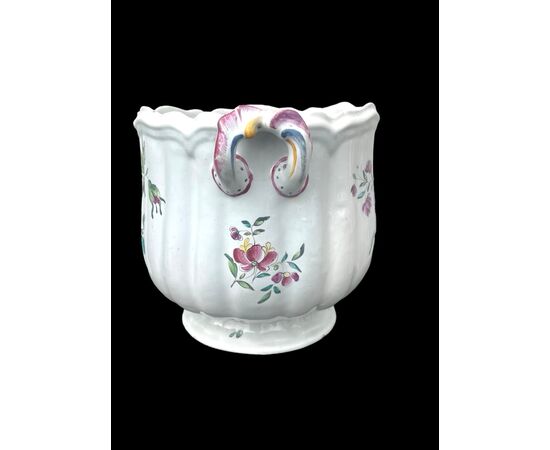 Vaso cache-pot in maiolica con decoro alla rosa.Strasburgo.