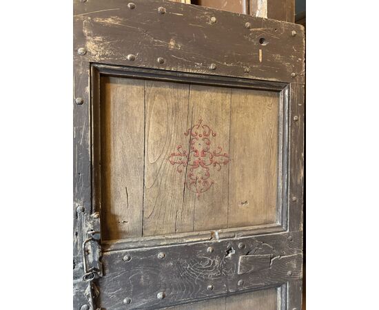 PTIR263 - N. 2 porte rustiche laccate, misure cm L 84/80 x H 188/177