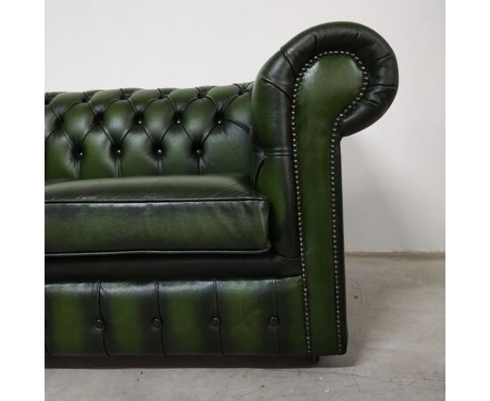 Divano 2 posti chesterfield modello club vintage inglese originale in pelle verde anticato 