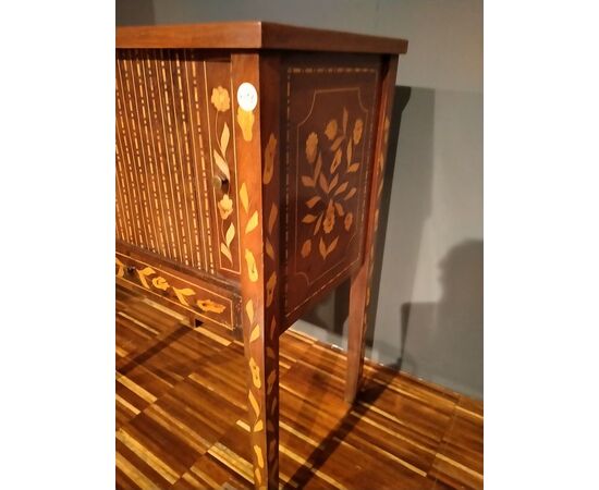 Mobiletto comodino olandese del 1700 1800 a serrandina riccamente intarsiato