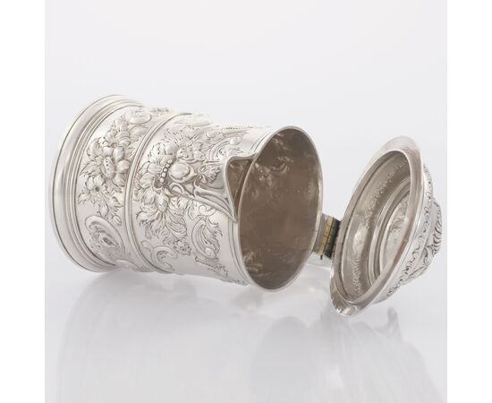 Versatoio con coperchio in argento sterling Giorgio II, Londra, 1734