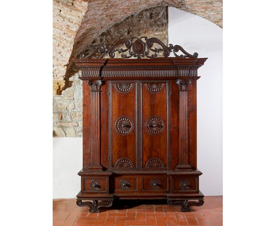 Armadio Farnesiano in noce intagliato,  Parma, XVII° secolo