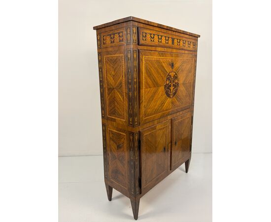 Secretaire, Lombardia, fine del XVIII secolo, corpo interamente lastronato in boise de rose 