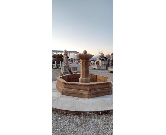 Fontana da centro in pietra  