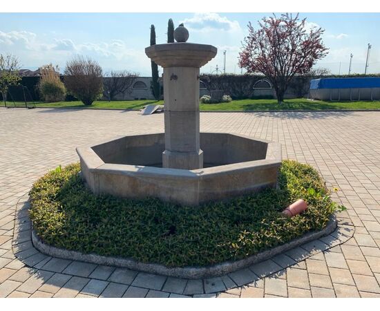 Fontana da centro in pietra  