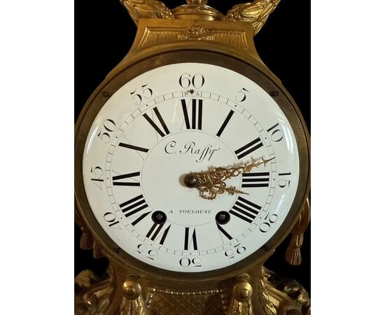 " GARNITURE " COMPOSTA DA OROLOGIO CON CANDELIERI IN BRONZO DORATO 
