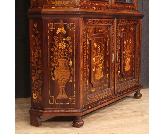 Elegante vetrina olandese intarsiata del XX secolo