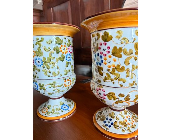 Coppia di vasi in maiolica dipinta metà '900 manifattura Firenze MTC h 24cm