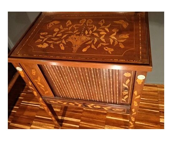 Mobiletto comodino olandese del 1700 1800 a serrandina riccamente intarsiato