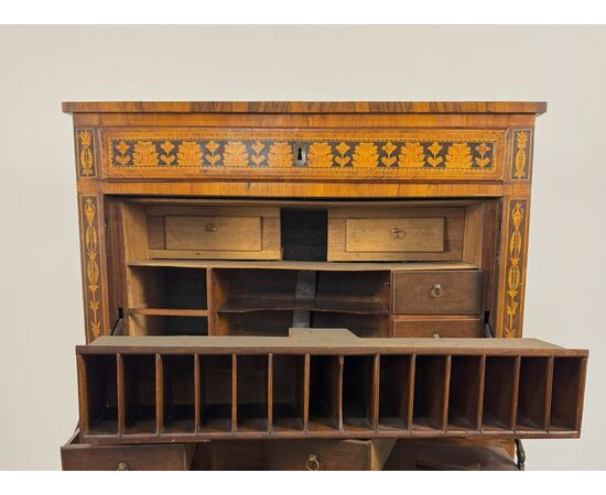 Secretaire, Lombardia, fine del XVIII secolo, corpo interamente lastronato in boise de rose 