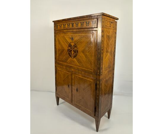 Secretaire, Lombardia, fine del XVIII secolo, corpo interamente lastronato in boise de rose 