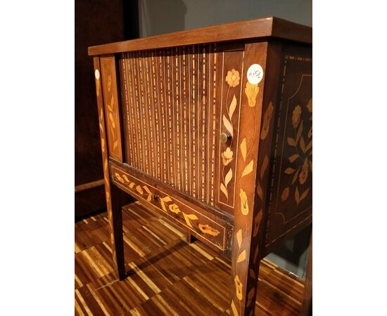 Mobiletto comodino olandese del 1700 1800 a serrandina riccamente intarsiato