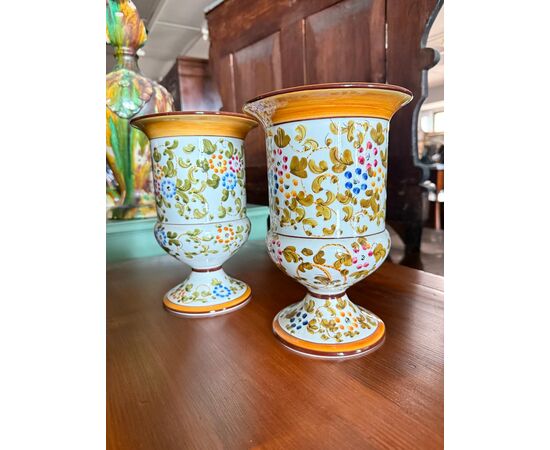 Coppia di vasi in maiolica dipinta metà '900 manifattura Firenze MTC h 24cm