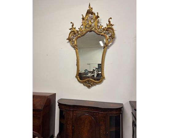 Specchiera in legno intagliato e dorato a foglia. Venezia primissimi 800. 208 x 122.