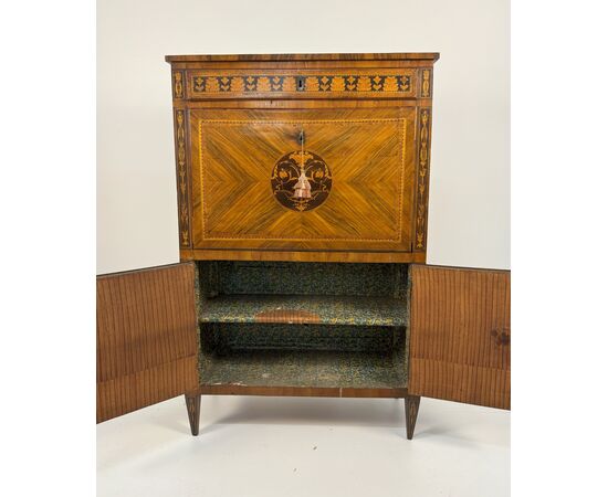 Secretaire, Lombardia, fine del XVIII secolo, corpo interamente lastronato in boise de rose 