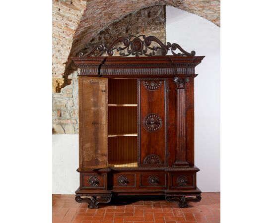 Armadio Farnesiano in noce intagliato,  Parma, XVII° secolo