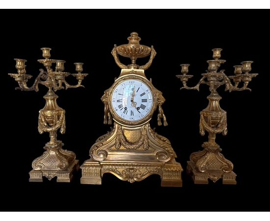 " GARNITURE " COMPOSTA DA OROLOGIO CON CANDELIERI IN BRONZO DORATO 