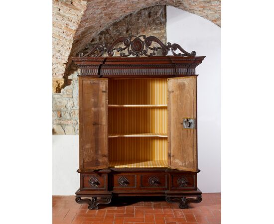 Armadio Farnesiano in noce intagliato,  Parma, XVII° secolo