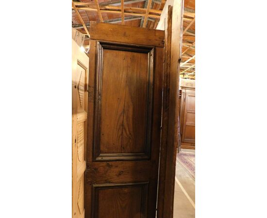 PTI573 - Porta in legno di castagno, con telaio, epoca primi '700, provenienza Italia centrale, misure luce cm L 85 x H 198