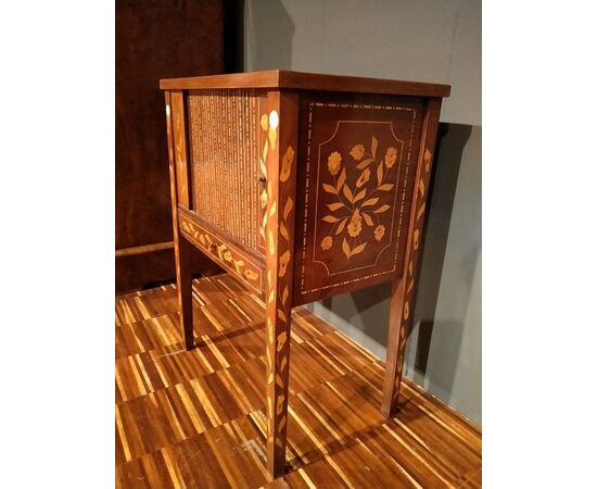 Mobiletto comodino olandese del 1700 1800 a serrandina riccamente intarsiato