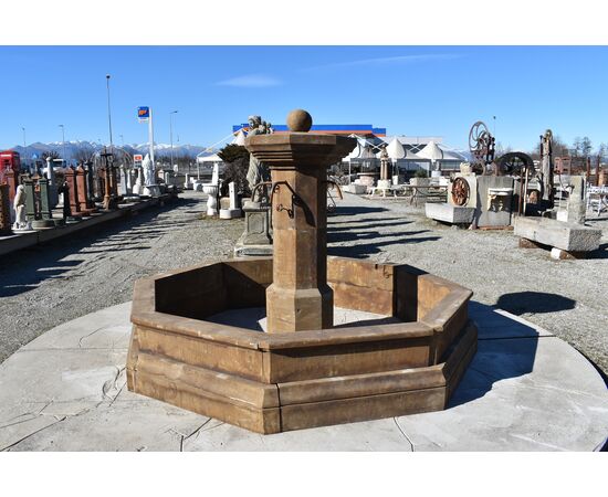 Fontana da centro in pietra  