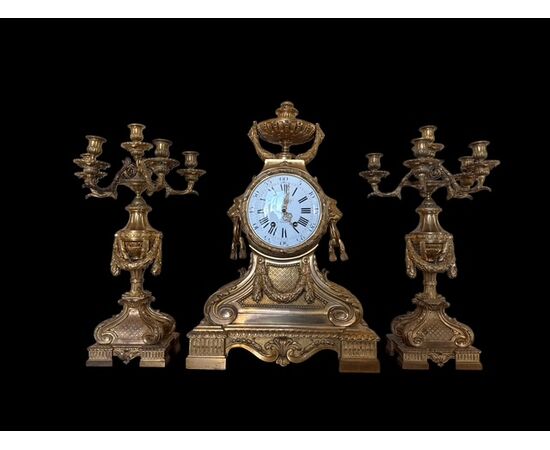" GARNITURE " COMPOSTA DA OROLOGIO CON CANDELIERI IN BRONZO DORATO 