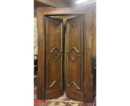 PTI573 - Porta in legno di castagno, con telaio, epoca primi '700, provenienza Italia centrale, misure luce cm L 85 x H 198