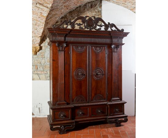 Armadio Farnesiano in noce intagliato,  Parma, XVII° secolo