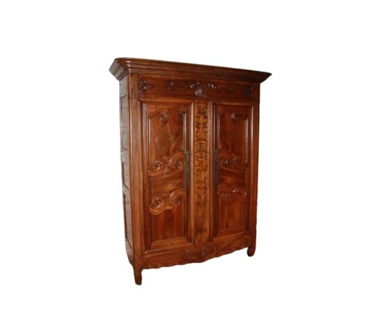 Grazioso armadio provenzale francese del 1700 in legno di noce con ricchi motivi di intaglio