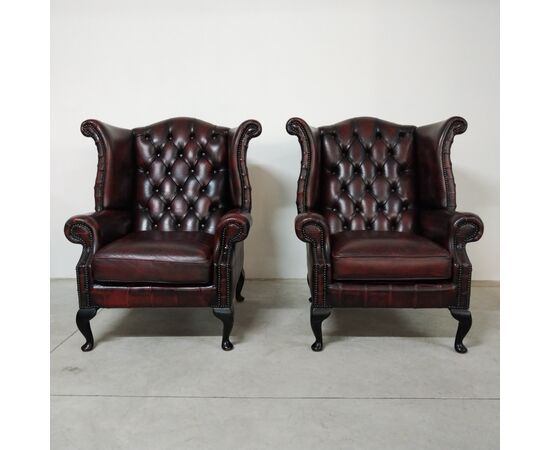Coppia di poltrone chesterfield Queen Anne vintage inglese originale in pelle bordeaux anticato 