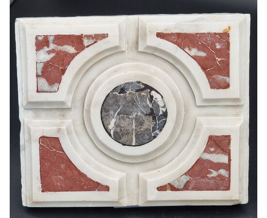 Coppia di frammenti architettonici rinascimentali in marmo policromo