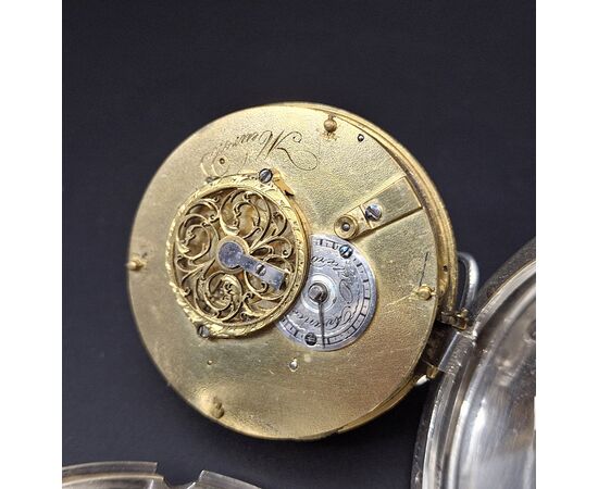 Orologio con doppio fuso orario e quadrante dipinto Firmato "Meuron", XVIII secolo 