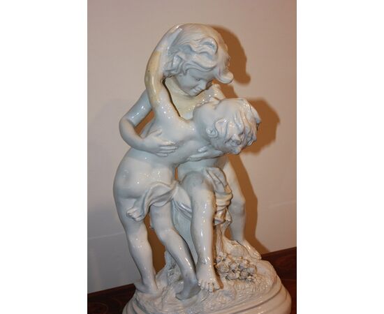 Gruppo scultoreo in ceramica Coppia di Amorini Putti del 1800