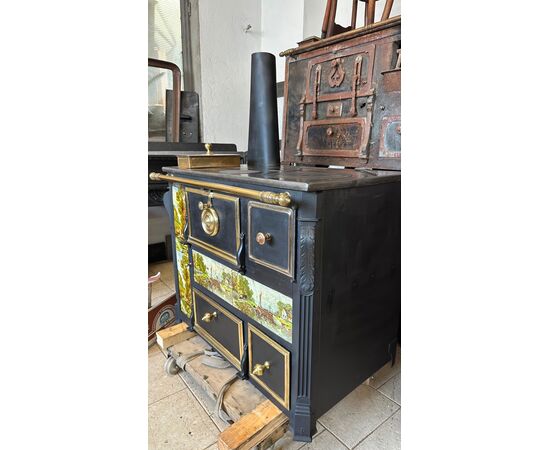 Rara cucina con maioliche dipinte completamente restaurata 