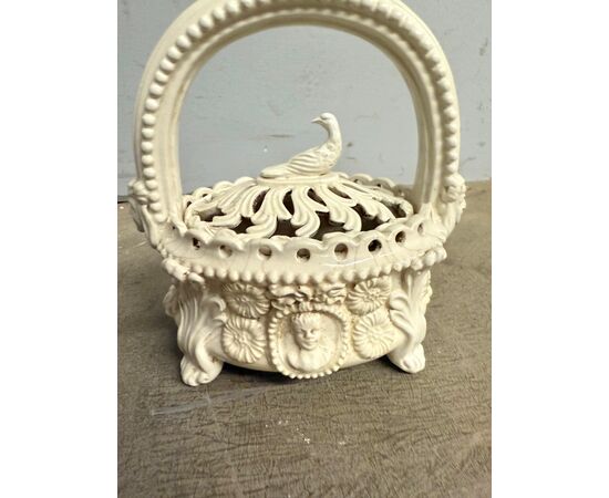 Antico scaldino in ceramica smaltata bianca con lavorazione a rilievo e traforata, primo '800, 22x40x14 cm.